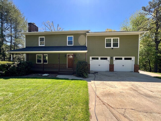Building Photo - Beautifully Updated Home!  Fenced Yard!