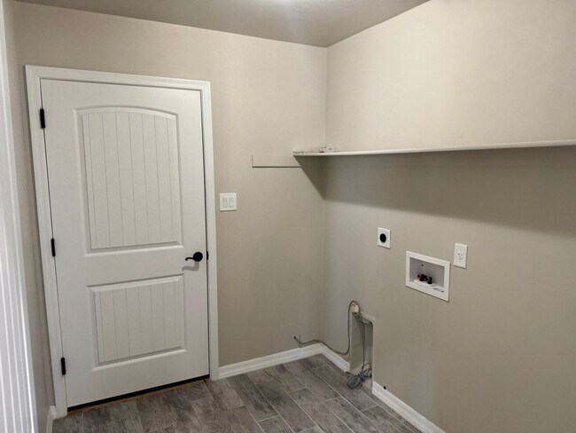 Building Photo - Enjoy the afternoon views in the 3 Bedroom...