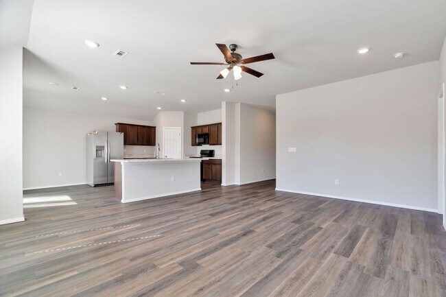 Building Photo - Spacious 3 bed, 2 bath in East Siloam Springs! Fenced yard, laundry included!