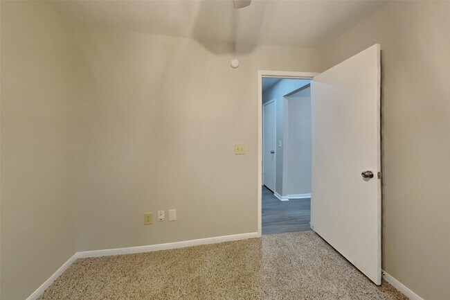Building Photo - 9214 Palm Shores Dr