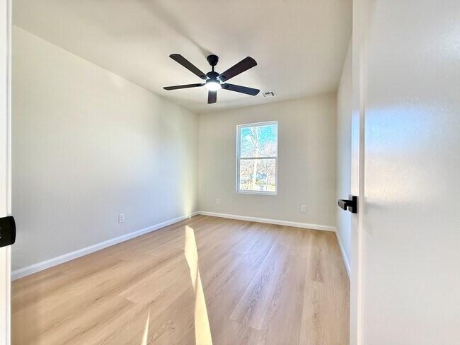 Building Photo - 2009 W Easton Ct