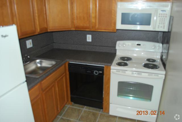 Kitchen - HOLLY GARDEN APARTMENTS