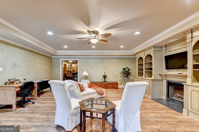 Building Photo - 8910 Pinehurst Cove