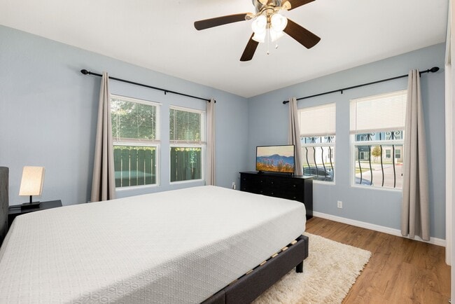 Building Photo - 2116 Live Oak St