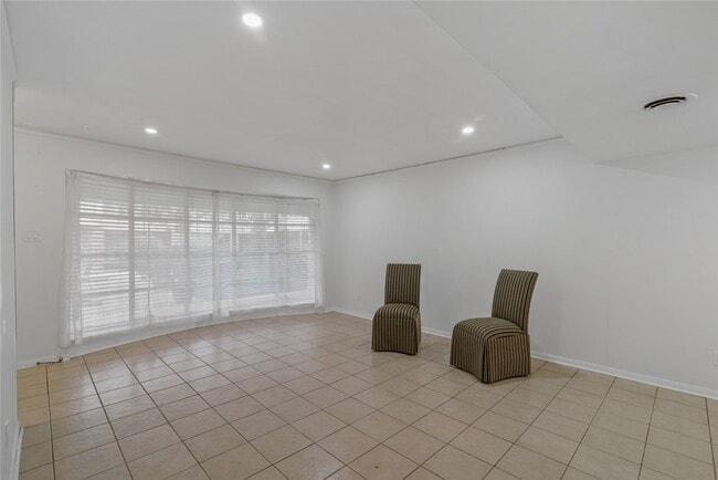 Building Photo - 2727 Briarhurst Dr