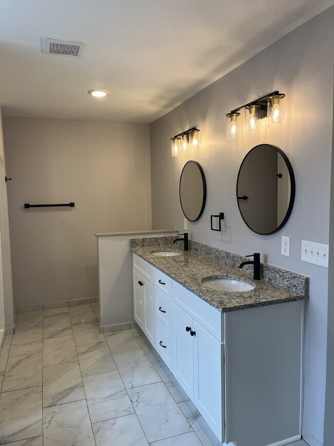 Building Photo - 2922 Painted Pony Dr