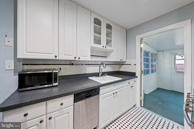 Building Photo - 2406 Huntington Ave