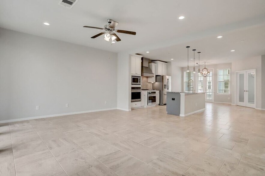 Building Photo - 2714 Veranda Fls
