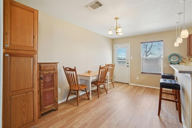 Building Photo - 410 S Water Ln