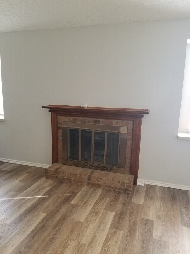 Building Photo - 2 bedroom 2 bathroom Duplex