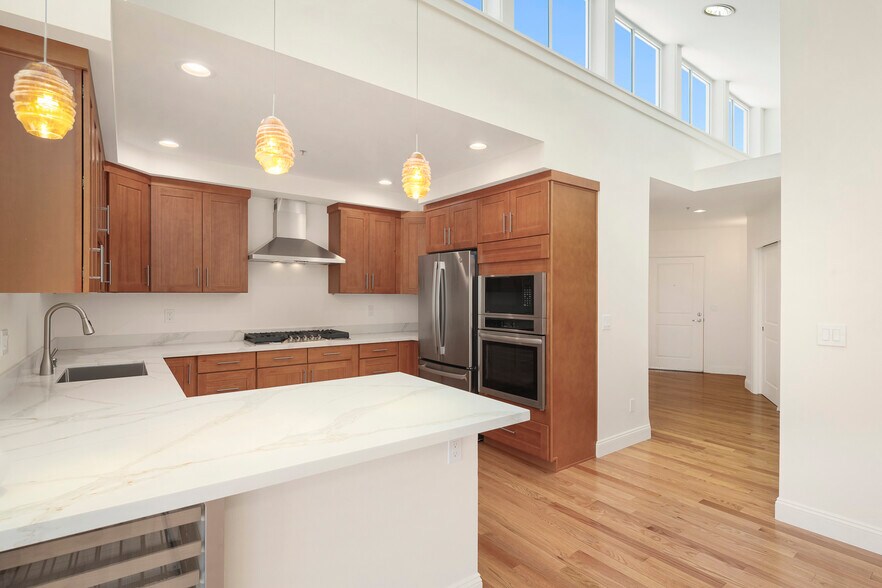 Building Photo - 719 2nd Ave W
