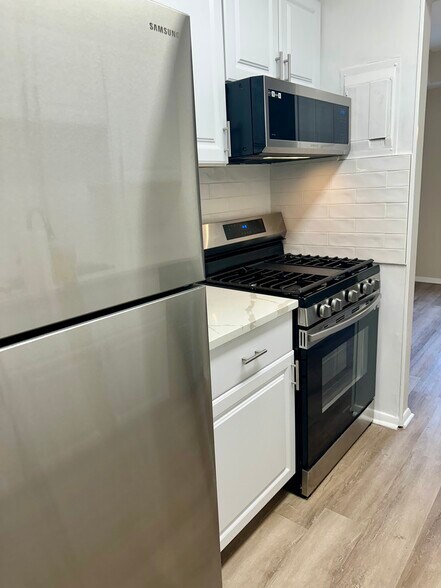 Building Photo - 3945 Lyndhurst Dr