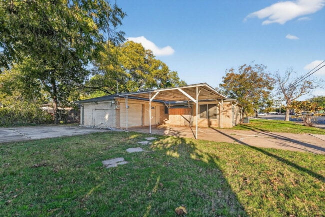 Building Photo - Charming 3-Bedroom Home on a Corner Lot in Fort Worth!