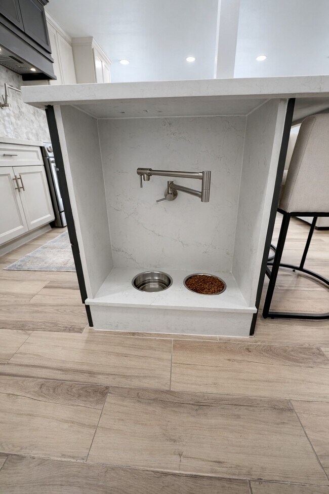 Building Photo - 361 N Post Oak Ln