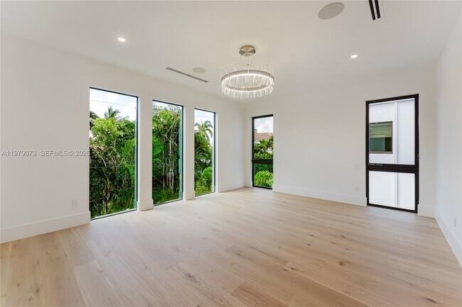 Building Photo - 464 NE 6th St