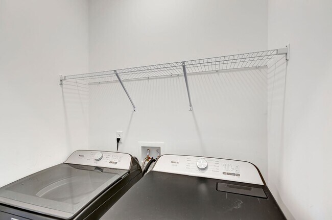 Building Photo - Recess Pointe’s One and Only Duplex! 3 Sto...