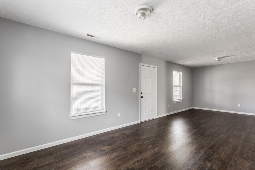 Building Photo - 2329 N Kenwood Ave