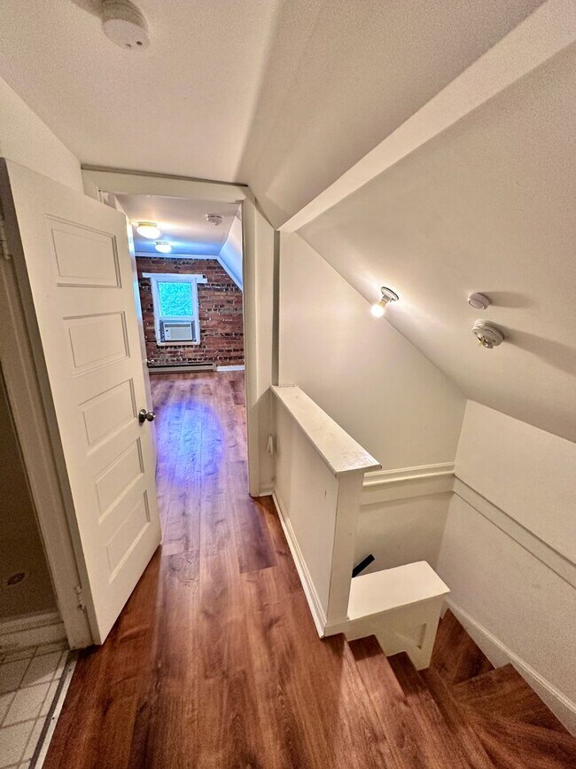 Building Photo - Spacious 6 bedroom 3.5 bath Tudor Townhouse w/Deck close to Georgetown University & Hospital