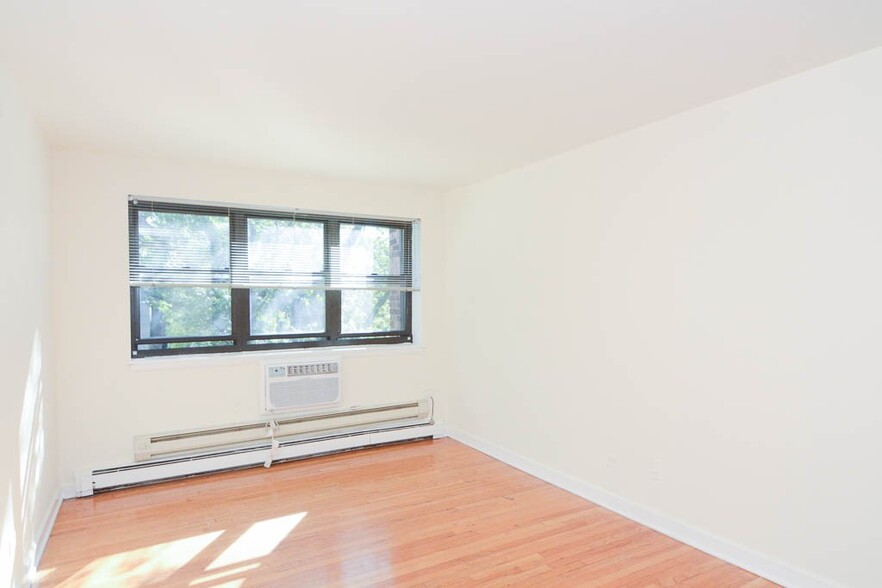 Building Photo - 663 W Wrightwood Ave