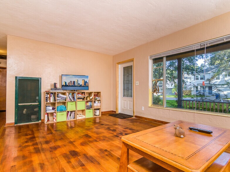 Building Photo - 3136 W EUCLID AVE N