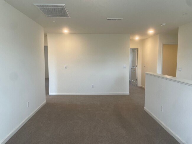 Building Photo - 661 Suzanne Dr