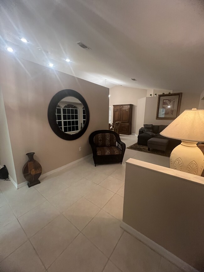 Building Photo - 922 Jackson Way