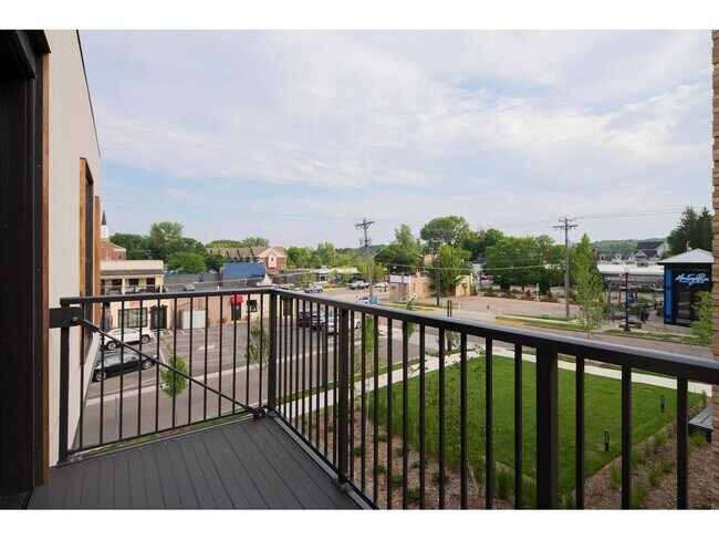 Building Photo - 222 West Dr