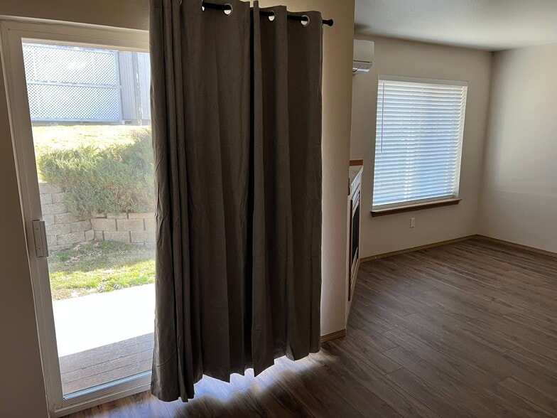 Building Photo - 5473 Glenridge Way