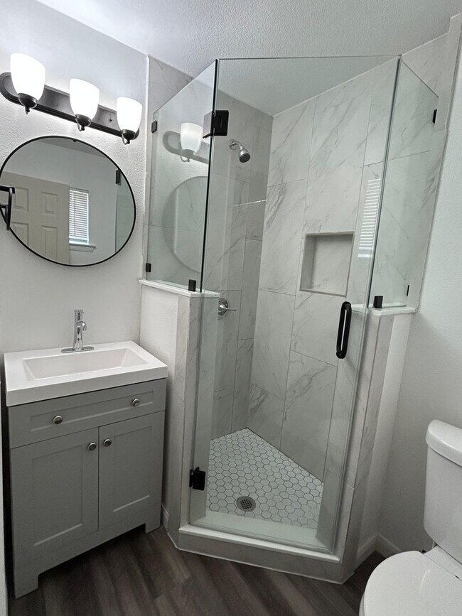 Building Photo - Newly renovated Home Available for Lease