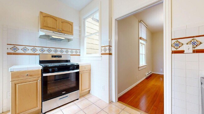 Building Photo - Convenient & Large 2BR/1BA Flat w/ In Unit Laundry & Dishwasher