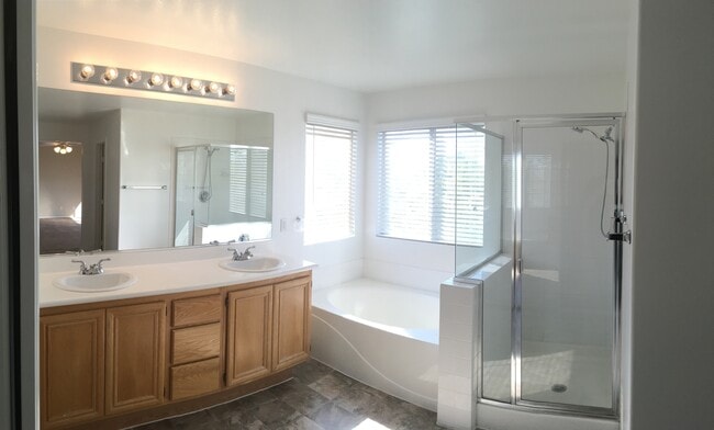 Building Photo - Gorgeous 3 Bed/ 2.5 Bath Home In Green Valley