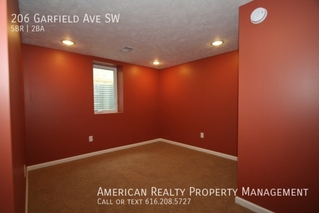 Building Photo - 206 Garfield Ave SW