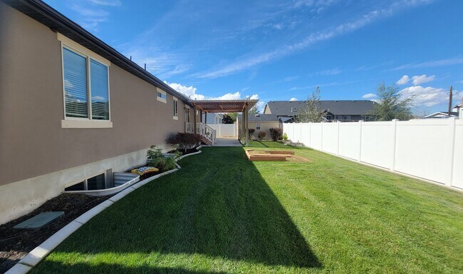 Building Photo - Large and Spacious Lehi Home