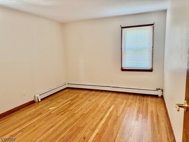 Building Photo - 49 Howell Pl