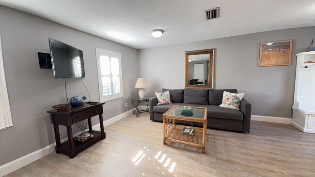 Building Photo - Fully Furnished One Bedroom Long Term Beac...