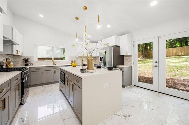 Building Photo - 2155 Venetian Dr SW