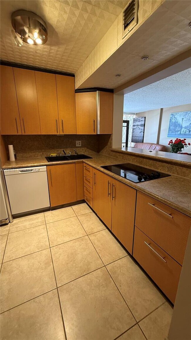 Building Photo - 2049 S Ocean Dr