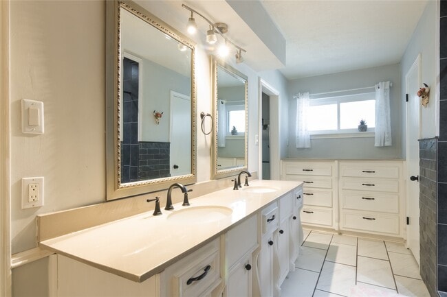 Building Photo - 13418 Paradise Valley Dr