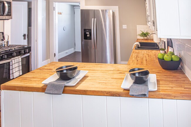 Building Photo - 1124 S Newport Ave