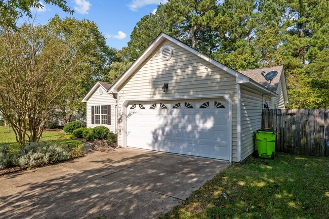 Building Photo - 104 Monterey Cir