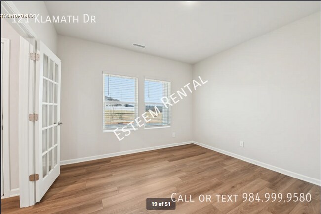 Building Photo - 121 Klamath Dr