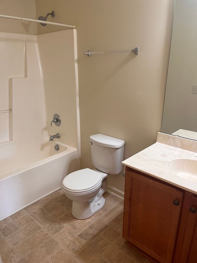 Building Photo - Beautiful 3 bedroom 2.5 baths Townhouse