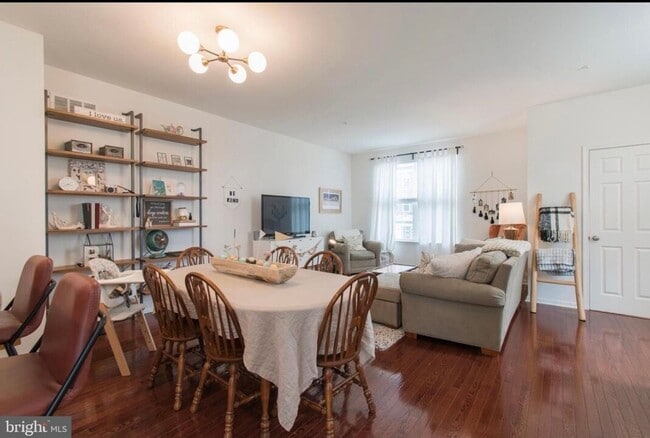 Building Photo - End Unit, 3 bedroom Townhome in Claymont