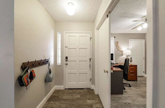 Building Photo - 3 Bedrooms with an office in Southwest Bakersfield!!
