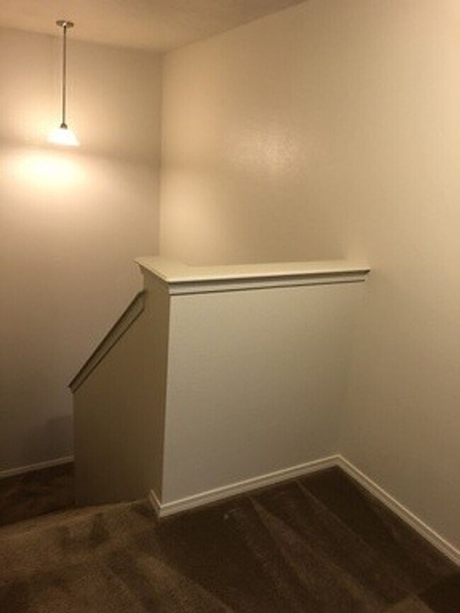 Building Photo - Walking distance to Settlers Park