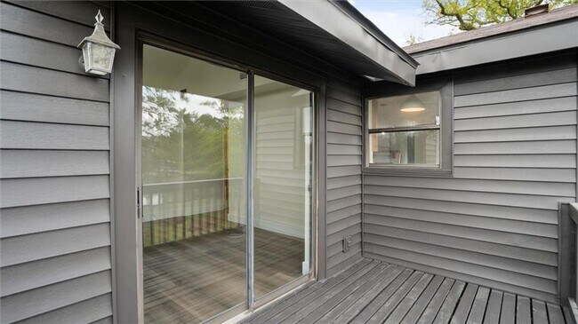 Building Photo - Renovated Waterfront Home