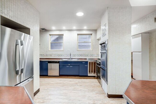 Building Photo - 2881 Observatory Ave