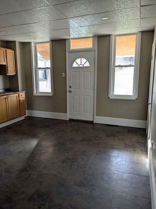 Building Photo - 2 bedroom, 1 bath Single Family House in Beaver Falls
