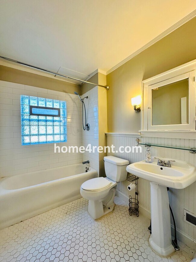 Building Photo - First Level Condo, Just Off the Plaza with Hardwood Floors and Lawn Care Provided!