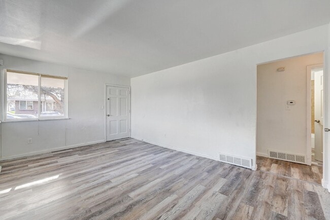 Building Photo - $1,885.00 - 4 Beds, 2 Bath, Duplex in Litt...